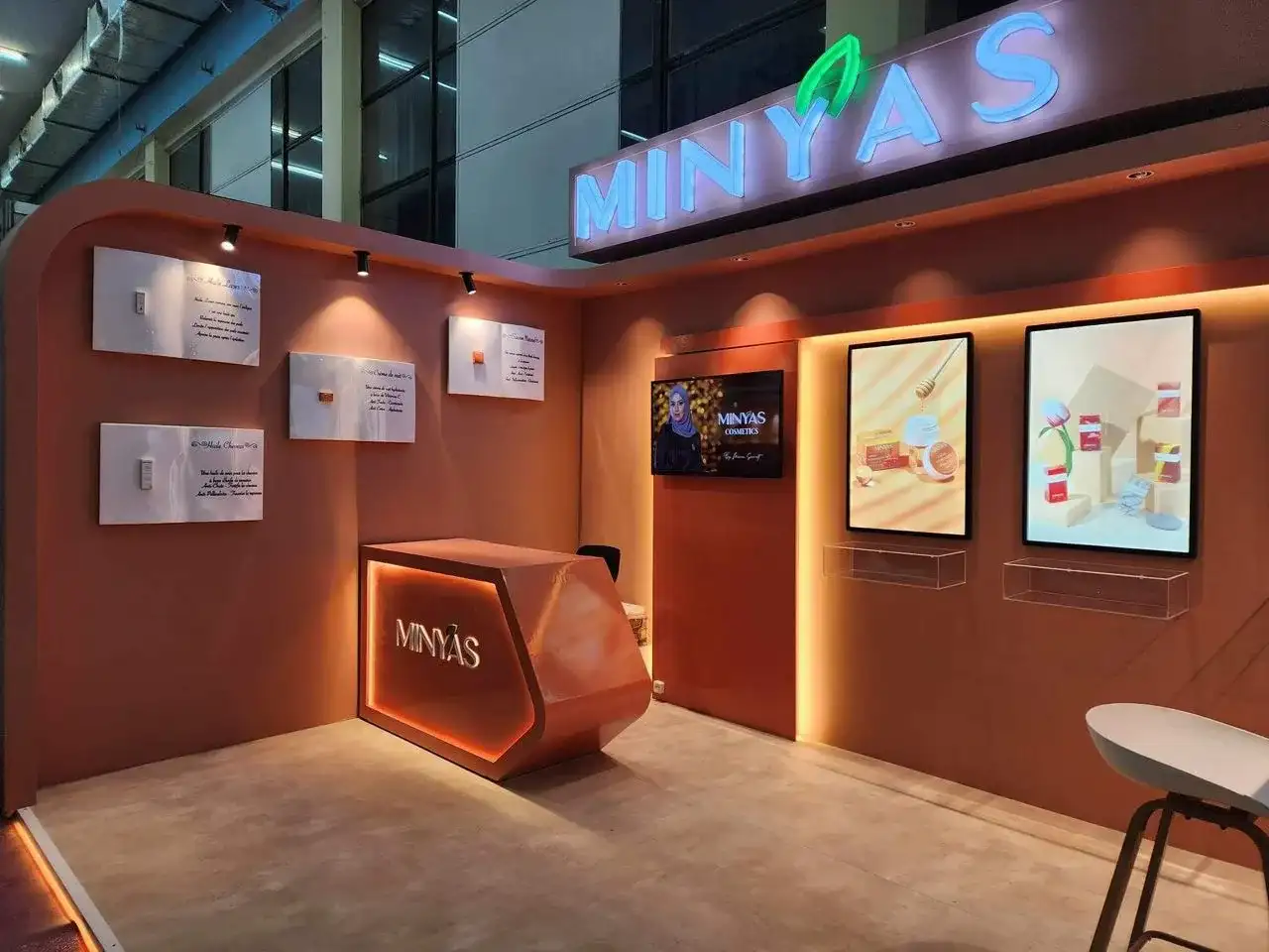 Finitions & impression — Visuels sublimés, laquage, rétro-éclairage LED — rendu premium pour chaque marque.