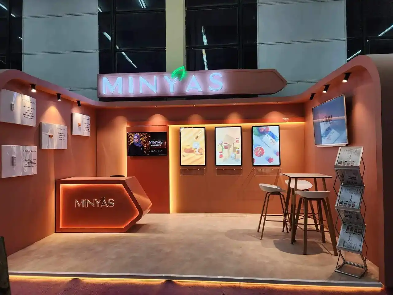 Fabrication & assemblage — Menuiserie, métallerie, impression grand format — tout réalisé dans notre atelier Birkadem.